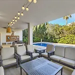 Vertice - Bright Luxury Villa *